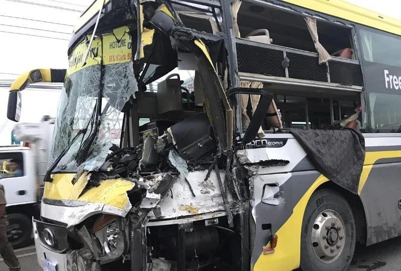 Xe khách tông đuôi xe tải, tài xế tử vong tại chỗ ảnh 2
