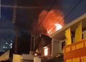 Cháy lớn cạnh Chi cục Thi hành án dân sự quận 9