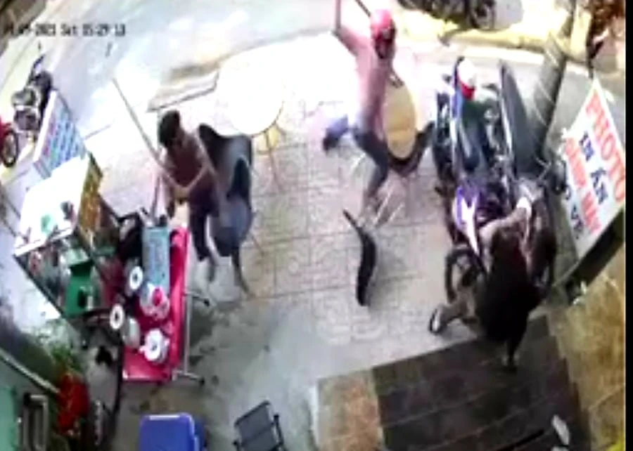 Công an triệu tập nhóm côn đồ tấn công người dân tại Nhà Bè ảnh 1