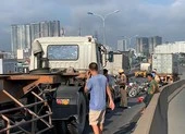 Tông liên hoàn trên cầu Phú Mỹ, kẹt xe từ sáng đến trưa