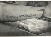 Tìm thân nhân thi thể trôi sông có chữ 'the young man smiles' trên tay