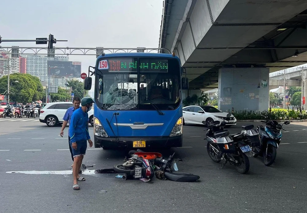 Hiện trường vụ tai nạn giữa xe máy và xe buýt khiến hai thợ hồ tử vong. Ảnh: CM Hiện trường vụ tai nạn giữa xe máy và xe buýt khiến hai thợ hồ tử vong. Ảnh: CM
