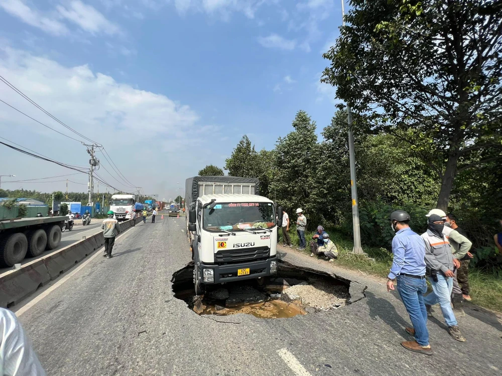 Xe tải anh C điều khiển bị lọt hố. Ảnh: TS