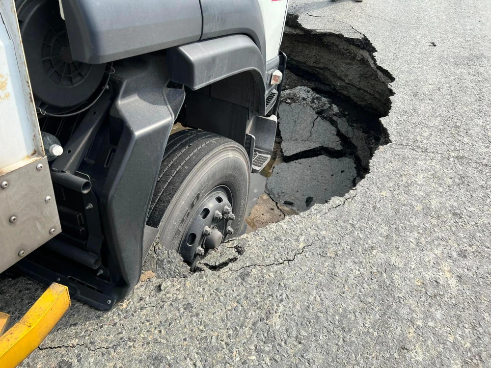 Phần đầu xe tải bị lọt xuống hố. Ảnh: TS