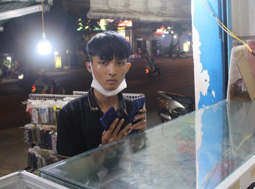 Lâm Hoàng Tiện vờ mua điện thoại rồi lấy hai điện thoại tẩu thoát bị người dân bắt giữ giao công an. Ảnh: TS