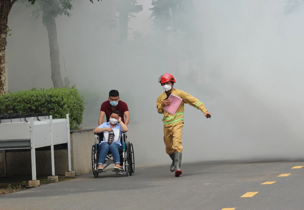 Lực lượng chức năng hướng dẫn và hỗ trợ các bệnh nhân ra ngoài. Ảnh: TS