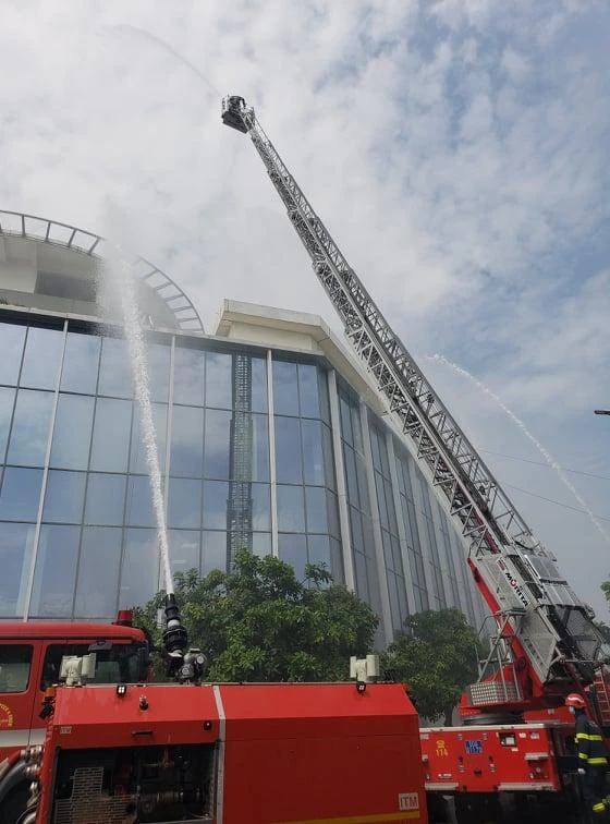 Lực lượng chữa cháy chuyên nghiệp đến hiện trường và sử dụng xe thang 56 mét hiện đại tham gia phun nước và cứu nạn. Ảnh: TS