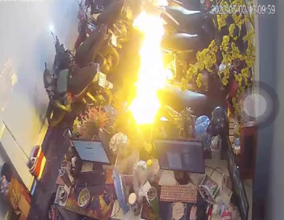 Cameraghi lại đám cháy do nam thanh niên gây ra. Ảnh: Cắt từ clip