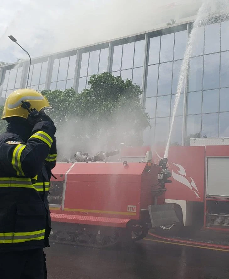 Xe chữa cháy robot điều khiển tự động từ xa và đa năng được đưa vào diễn tập. Ảnh: TS