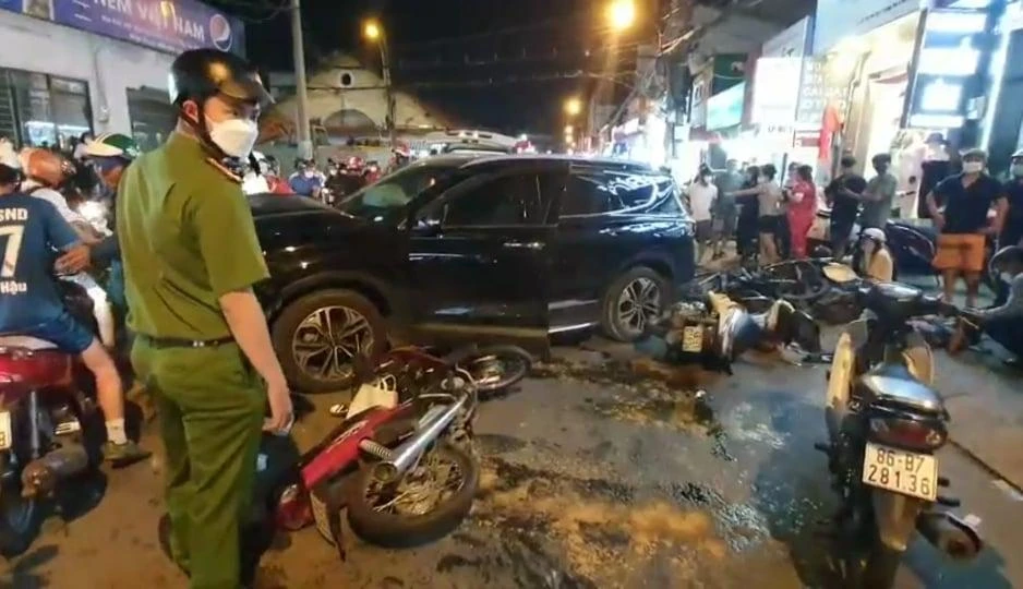 Hiện trường ô tô tông hàng loạt xe máy tại TP Thủ Đức khiến bốn người bị thương. Ảnh: CM