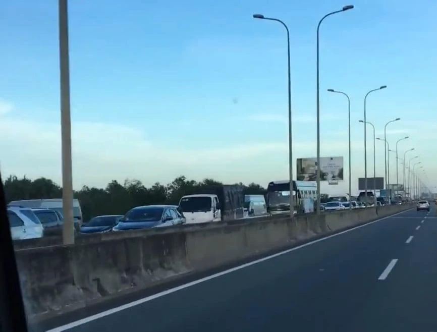 Giao thông ùn ứ kéo dài do ảnh hưởng của vụ việc. Ảnh: TXCC Giao thông ùn ứ kéo dài do ảnh hưởng của vụ việc. Ảnh: TXCC