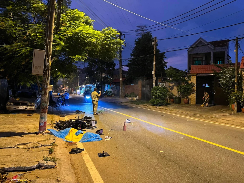 Hiện trường vụ tai nạn xe máy tông cột điện làm một người tử vong. Ảnh: CM Hiện trường vụ tai nạn xe máy tông cột điện làm một người tử vong. Ảnh: CM