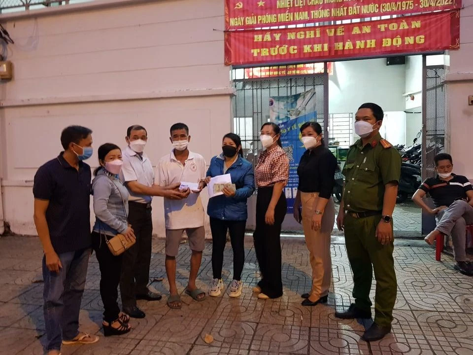 Chính quyền địa phương trao hỗ trợ cho gia đình nạn nhân trong vụ ngạt khí. Ảnh: TS