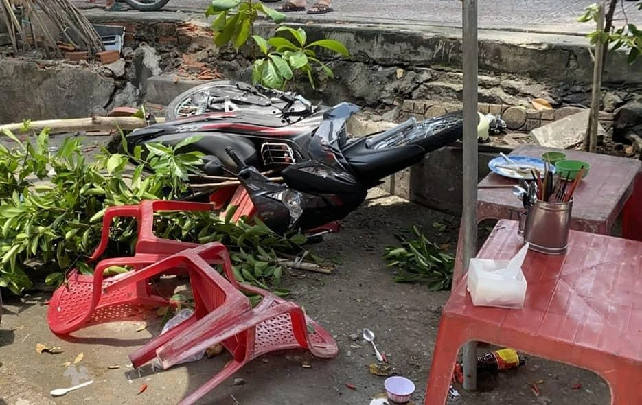 Xe máy người dân bị hất tung. Ảnh: CM