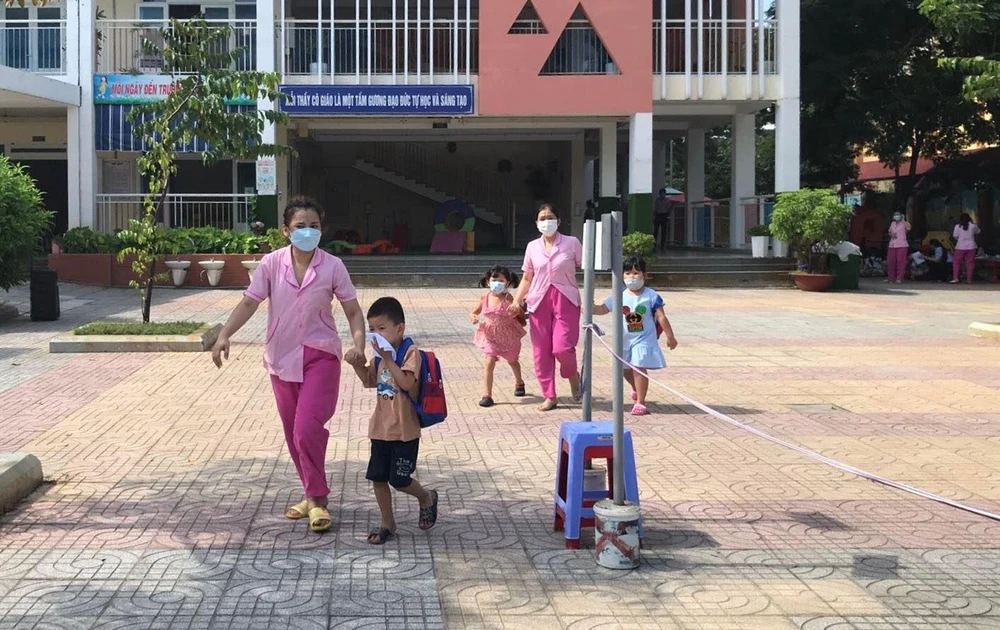 Các em học sinh được đón về sau khi thầy cô gọi điện. Ảnh: PHẠM ANH