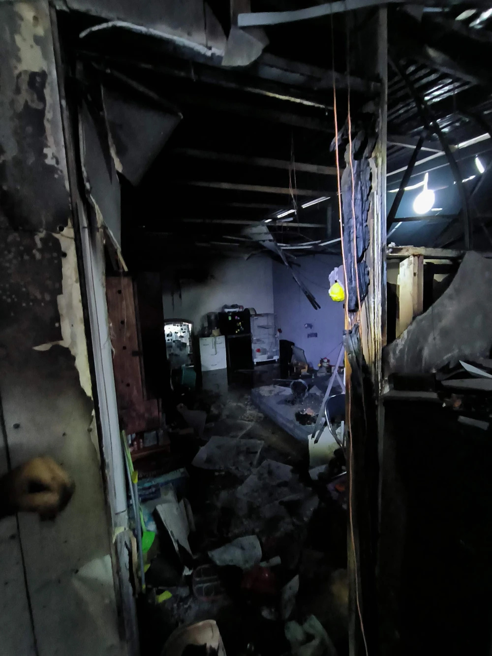 Ngọn lửa chỉ được dập tắt khi lực lượng Cảnh sát PCCC đến hiện trường. Ảnh: CTV Ngọn lửa chỉ được dập tắt khi lực lượng Cảnh sát PCCC đến hiện trường. Ảnh: CTV