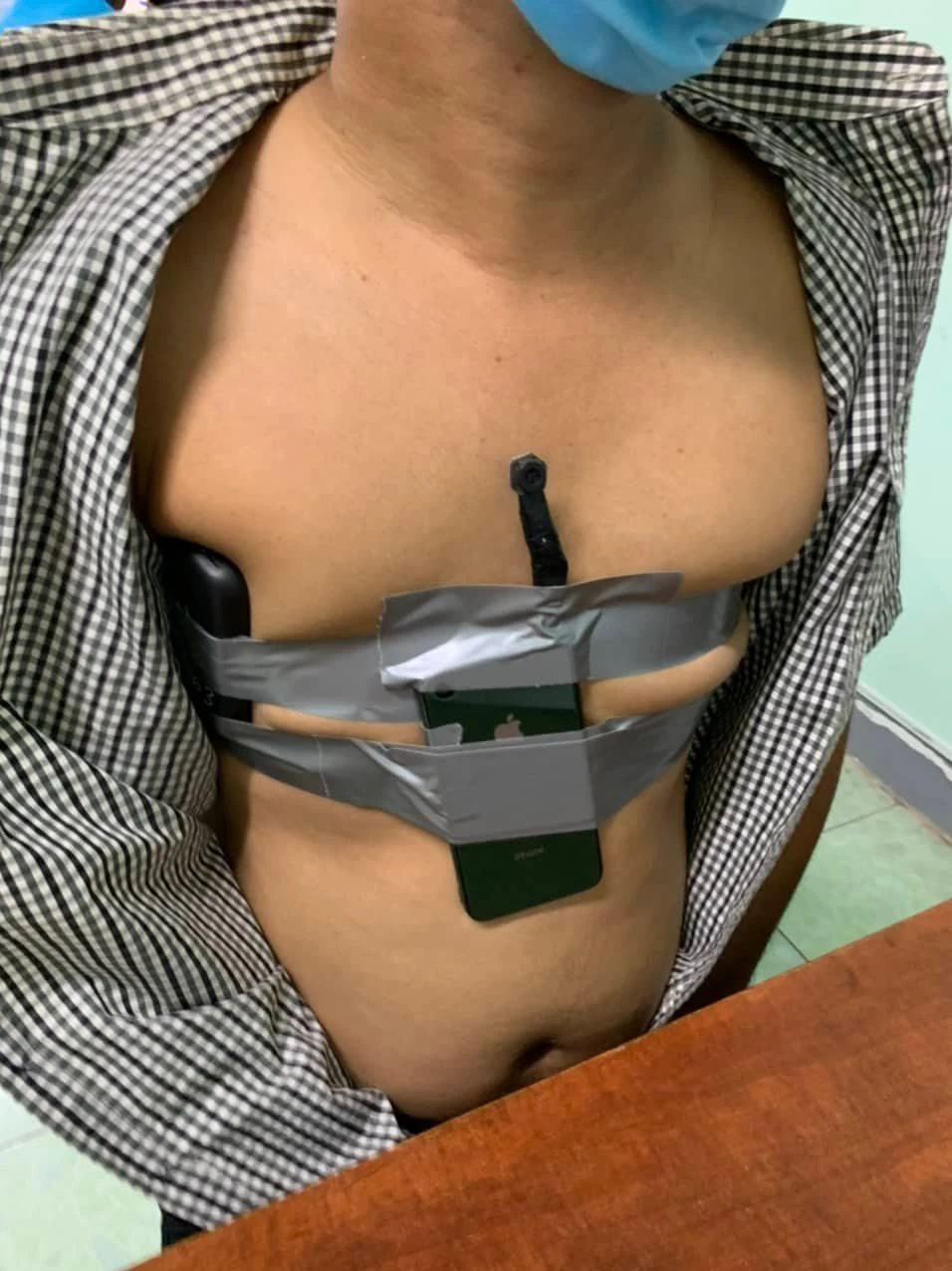 Học viên thi sát hạch sử dụng thiết bị công nghệ cao bị phát hiện. Ảnh: TỰ SANG - VÕ TÙNG