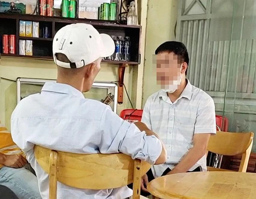 Ông NVĐ, giáo viên dạy lái xe nhận bao đậu lý thuyết trong sát hạch ô tô với giá 7,5 triệu đồng. Ảnh: TỰ SANG - VÕ TÙNG