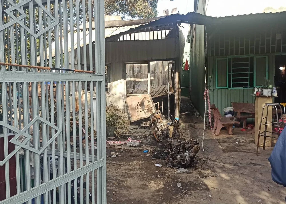 Hiện trường vụ việc khiến 2 chị em tử vong, nhiều đồ đạc bị cháy. Ảnh: TS