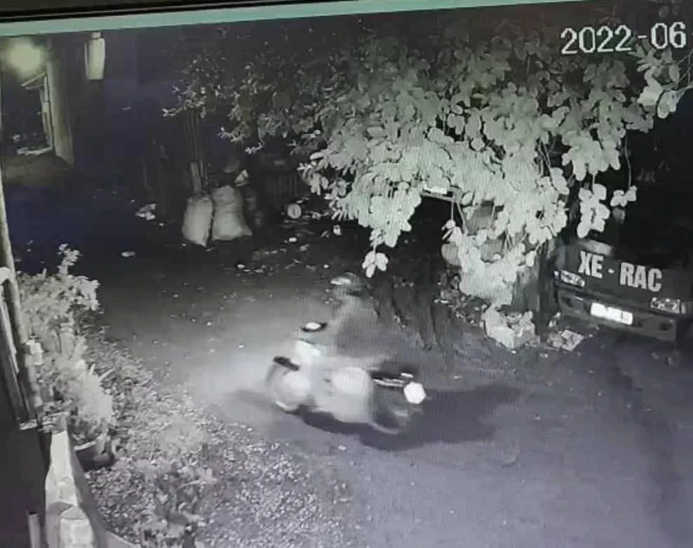 Camera ghi lại cảnh Hậu chở hai can xăng đến và sau đó nhà bà L. bị cháy khiến 2 người chết. Ảnh: TS