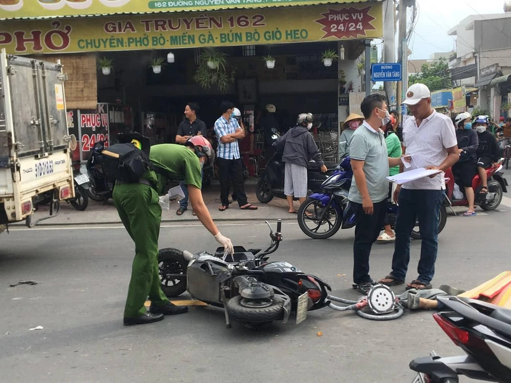 Công an khám nghiệm hiện trường, làm rõ nguyên nhân vụ việc. Ảnh: Khánh An