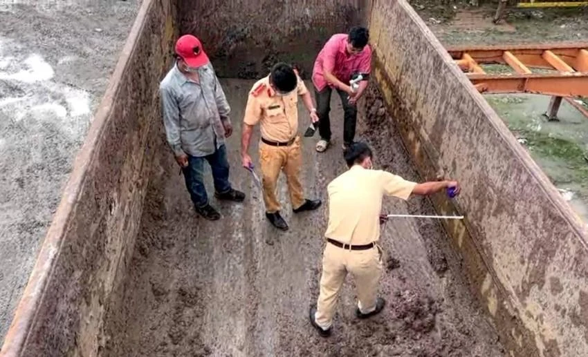 CSGT tiến hành cắt thùng xe cơi nới. Ảnh: TS