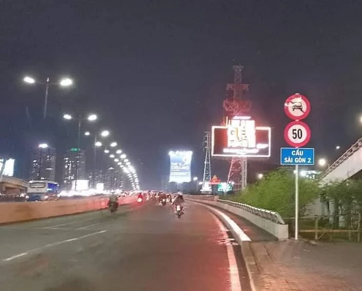 Tại đầu cầu Sài Gòn có biển báo cấm ô tô lưu thông vào làn xe máy. Ảnh: TS