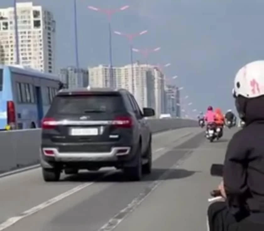 Ô tô đi đường cấm trên cầu Sài Gòn khiến người dân bức xúc. Ảnh: cắt từ clip