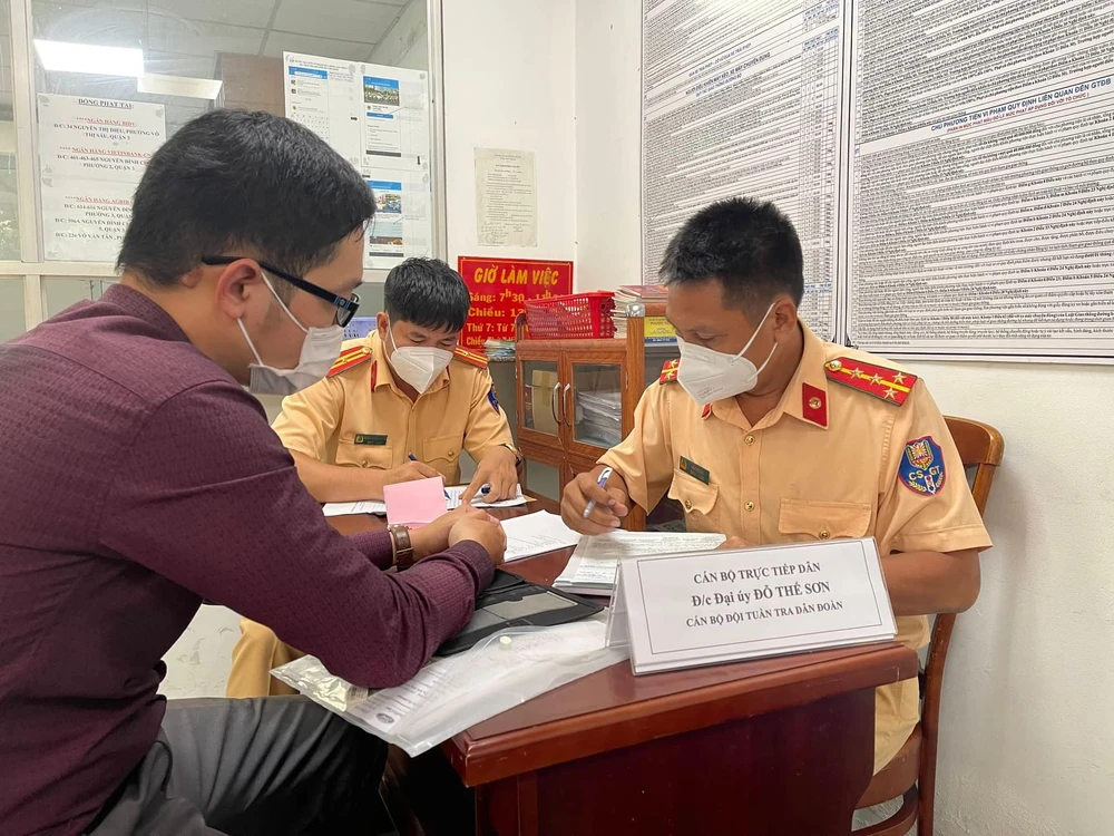 Tài xế lái ô tô đi vào đường cấm làm việc với CSGT. Ảnh: TS