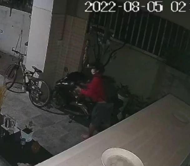 Kẻ trộm phá khoá xe máy rồi lấy trộm tại nhà anh T. Ảnh: cắt từ clip