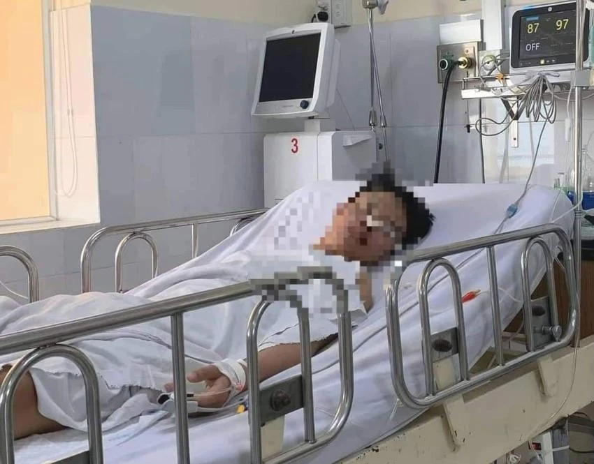 Một sinh viên đang được cấp cứu do ngộ độc rượu. Ảnh: CTV