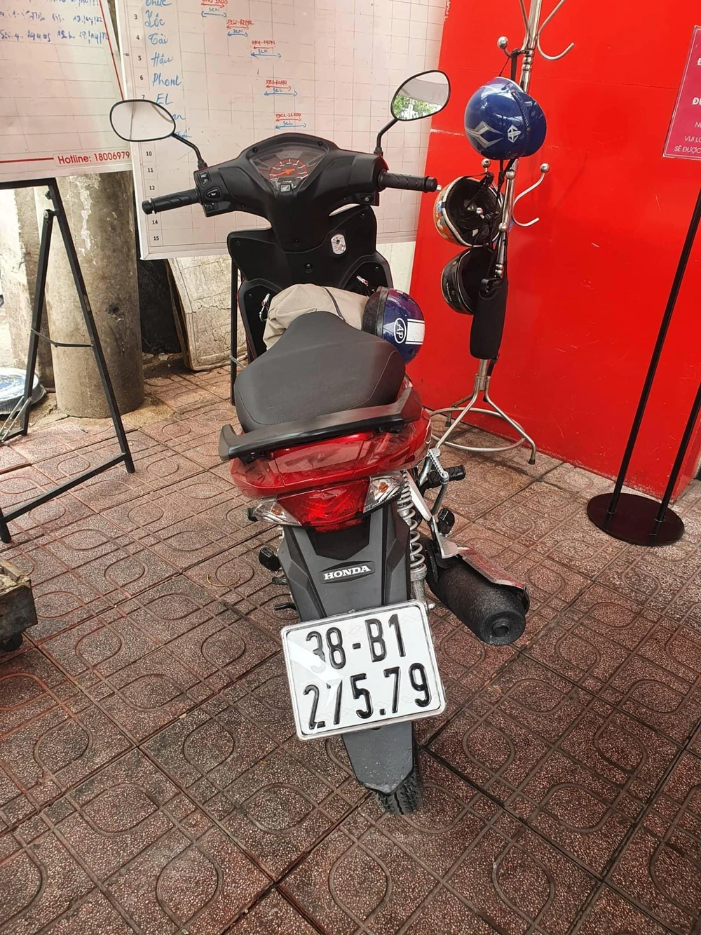 Xe máy của chị T bị trộm lấy khi đang uống nước cùng bạn. Ảnh: NVCC Xe máy của chị T bị trộm lấy khi đang uống nước cùng bạn. Ảnh: NVCC