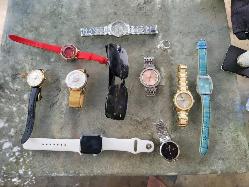 Các tài sản bị thành viên đoàn cưỡng chế lấy của gia đình chị C. Ảnh: TS