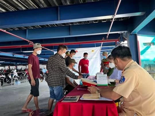 Lực lượng chức năng kiểm tra chất kích thích đối với các tài xế. Ảnh: CACC