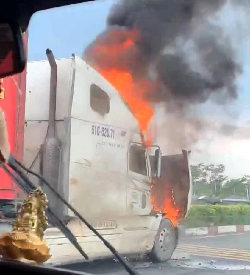 Phần đầu container bốc cháy ngùn ngụt. Ảnh: Cắt từ clip