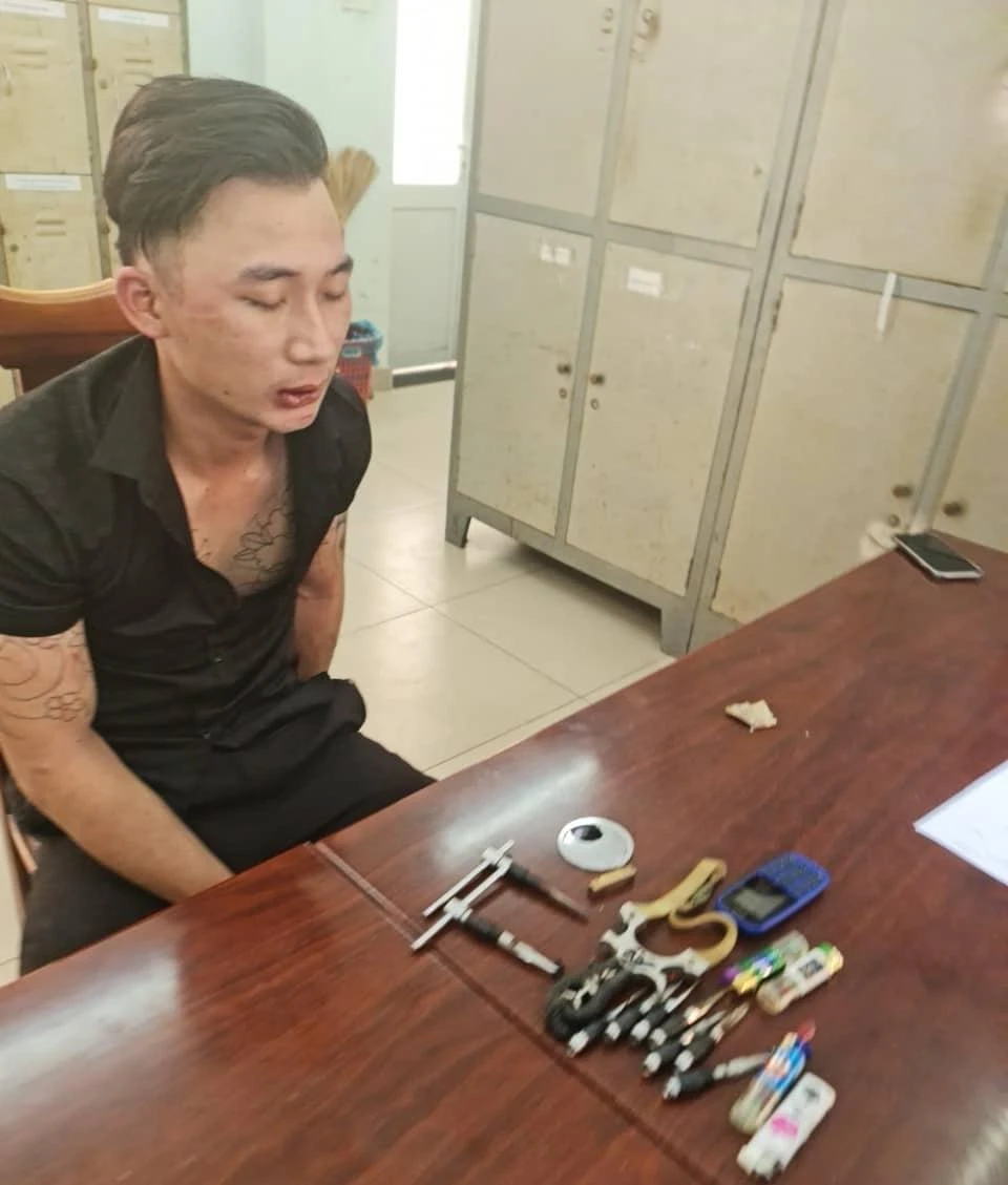 Lê Xuân Hải cùng tang vật bị công an bắt giữ. Ảnh: CACC Lê Xuân Hải cùng tang vật bị công an bắt giữ. Ảnh: CACC