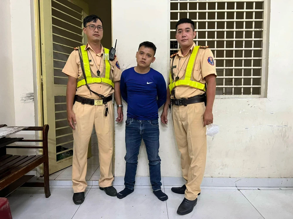 Lộc bị hai CSGT bắt giữ. Ảnh: TS