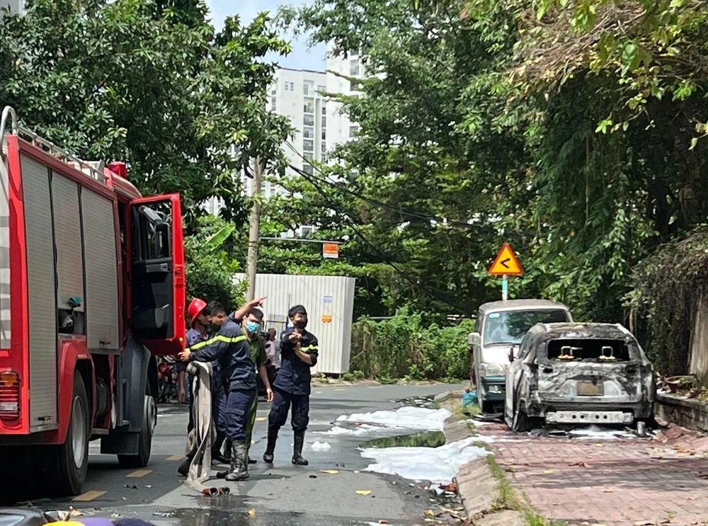 Hiện trường ô tô bốc cháy khi đang đậu trên vỉa hè tại TP Thủ Đức. Ảnh: CM