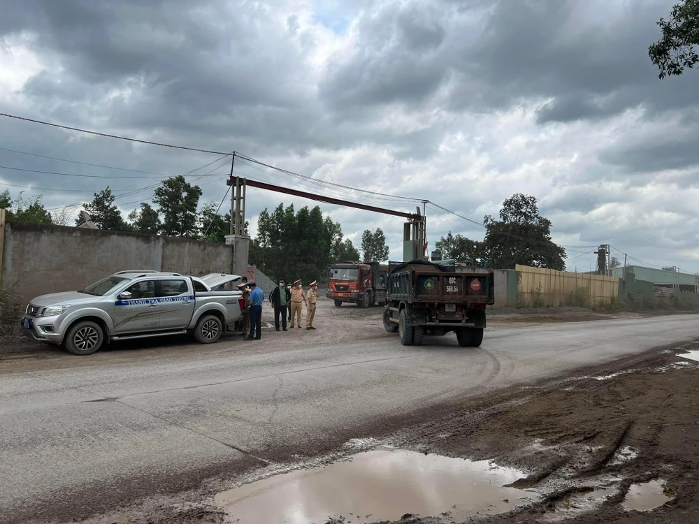 CSGT, TTGT lập chốt kiểm tra tải trọng xe ở cụm mỏ đá Tân Cang. Ảnh: VÕ TÙNG - TỰ SANG