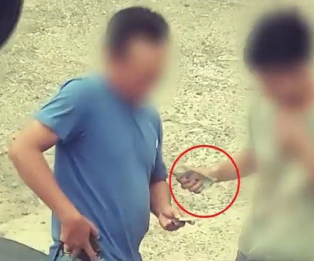 Tài xế sau khi liên lạc với Quang ("cò" Tuấn) thì được Quang hướng dẫn đưa tiền cho các mắt xích dọc quốc lộ. Ảnh: VÕ TÙNG - TỰ SANG