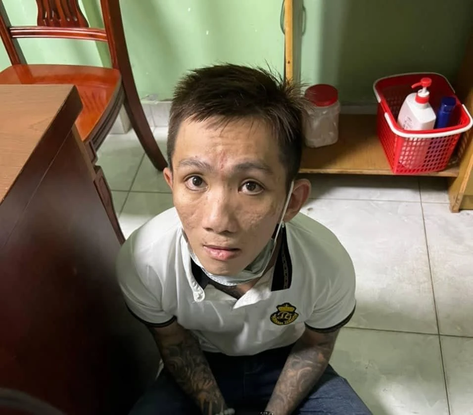 Một thanh niên trong nhóm bị công an bắt giữ. Ảnh: TS