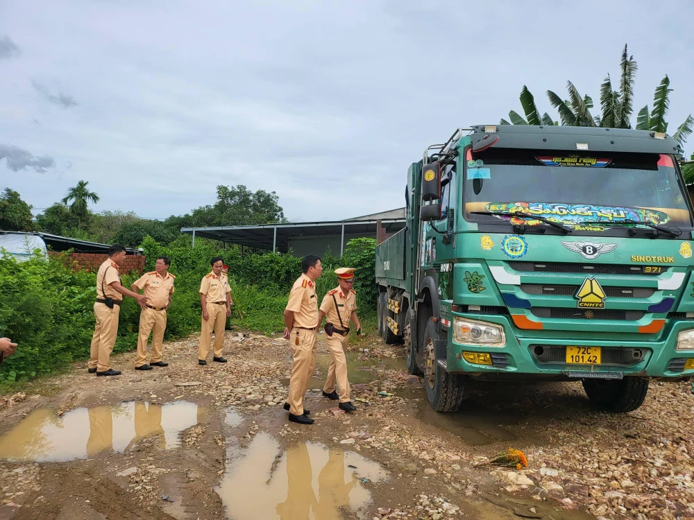 Xe ben mang BKS: 72C- 101.42 có sử dụng hệ thống thuỷ được tìm thấy trong bãi đậu mà báo Pháp Luật TP.HCM phản ánh. Ảnh: VÕ TÙNG - TỰ SANG