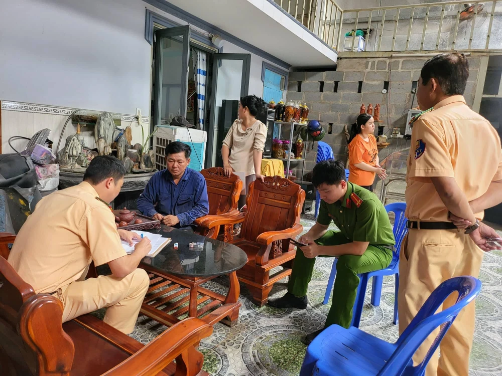 Đoàn kiểm tra làm việc với ông NTC và yêu cầu ông C cam kết chấm dứt cơi nới thùng xe cho khách hàng. Ảnh: VÕ TÙNG - TỰ SANG