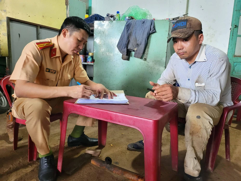 Làm việc với đoàn kiểm tra, ông VQT thừa nhận có cơi nới thùng bằng hệ thống thuỷ lực. Ảnh: VÕ TÙNG - TỰ SANG