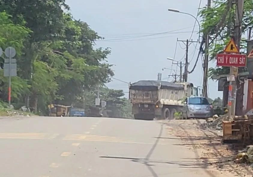 Xe ben chở đầy đá lưu thông vào đường cấm Nguyễn Xiển rồi về đường Hoàng Hữu Nam. Ảnh: VÕ TÙNG- TỰ SANG