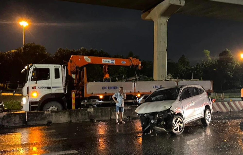 Xe ô tô nát bươm phần đầu sau tai nạn. Ảnh: CM