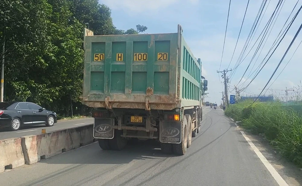 Xe ben có thùng xe cơi nới được phù phép sổ đăng kiểm. Ảnh: TS