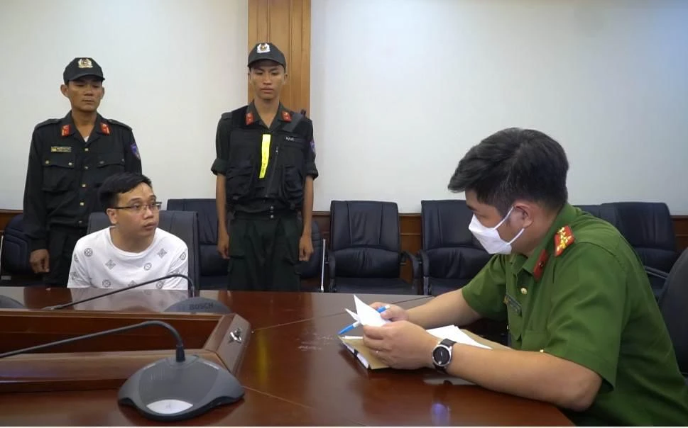 Thiện, người cầm đầu đường dây cá độ bóng đá đang làm việc với công an. Ảnh: CTV