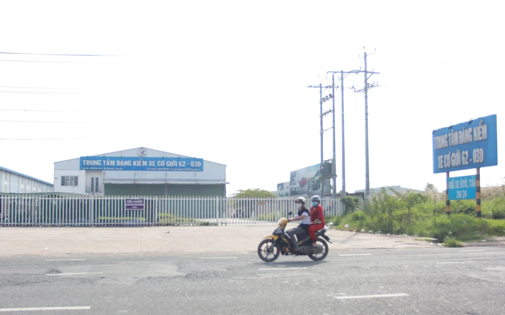 Trung tâm Đăng kiểm xe cơ giới 63-02D Long An bị đình chỉ vì lãnh đạo, nhân viên bị bắt để điều tra hành vi đưa hối lộ, môi giới hối lộ, nhận hối lộ và giả mạo trong công tác. Ảnh: HUỲNH DU