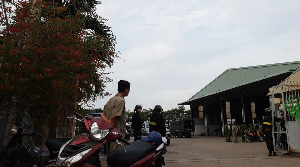 Công an khám xét Trung tâm Đăng kiểm 50-07V. Ảnh: NGUYỄN TÂN